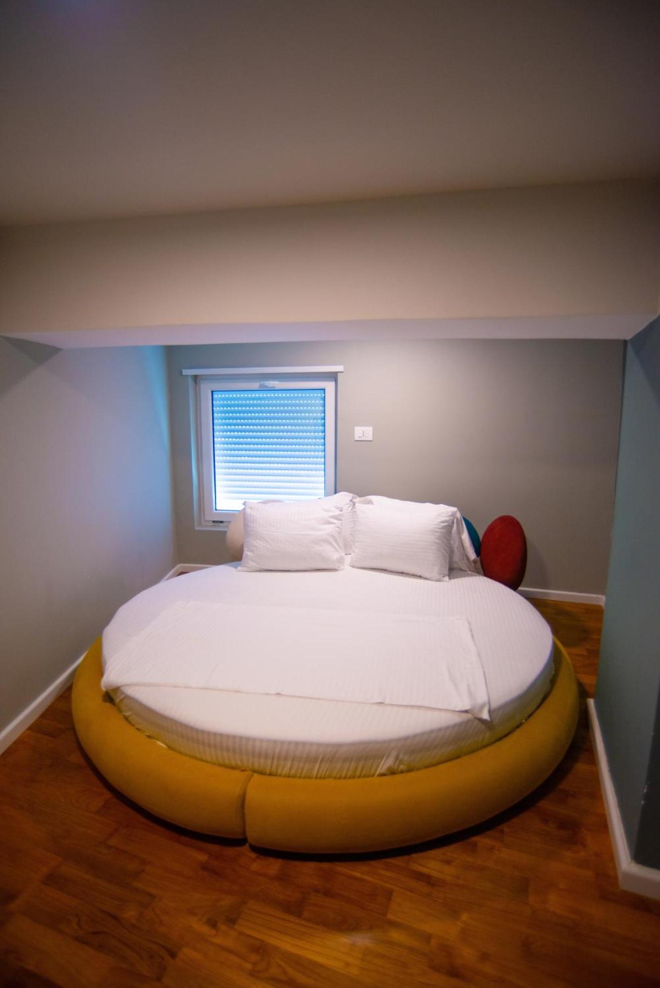 Bougainville Bay Hotel Sarandë Esterno foto A round bed