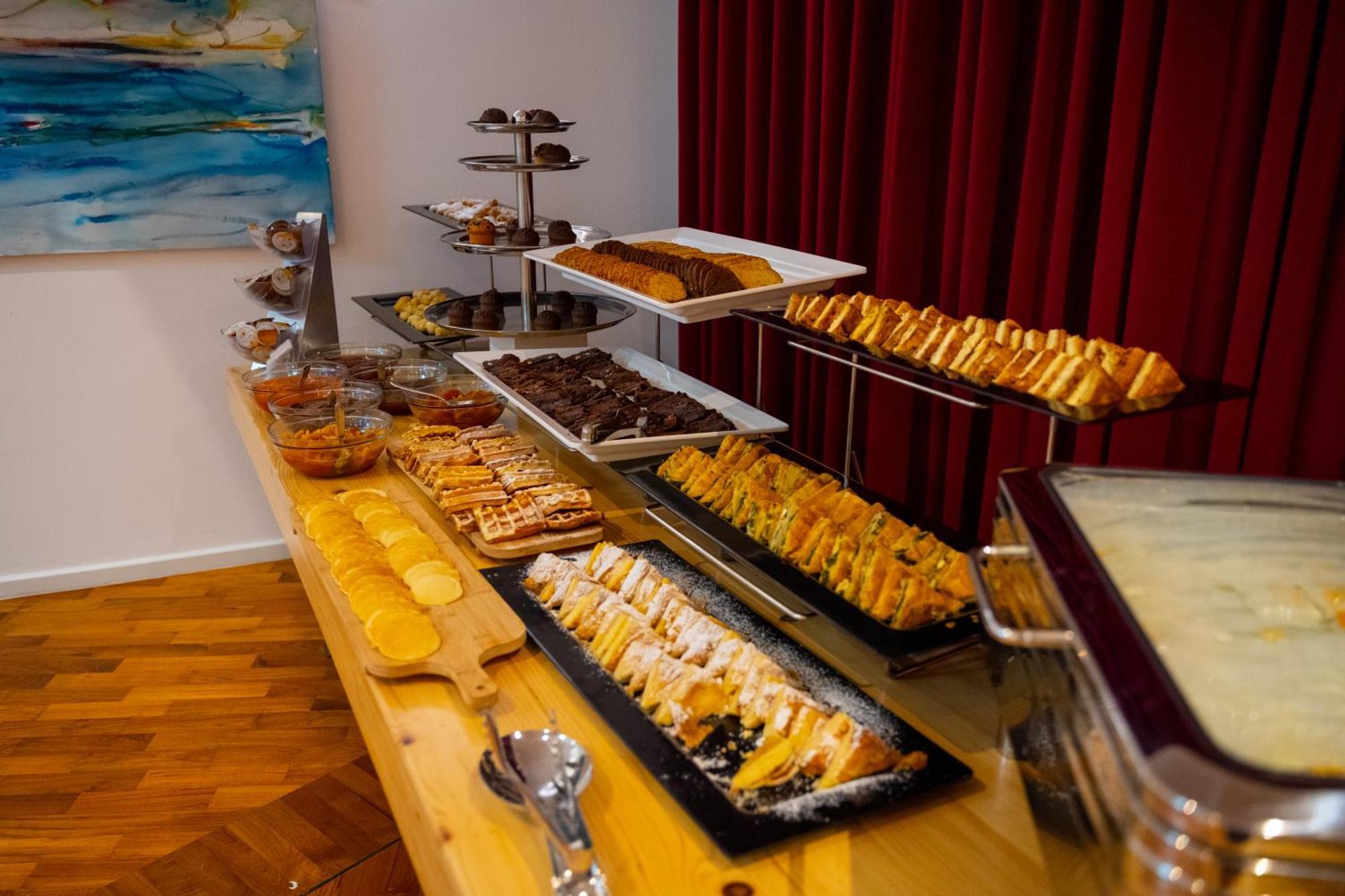 Bougainville Bay Hotel Sarandë Esterno foto A buffet