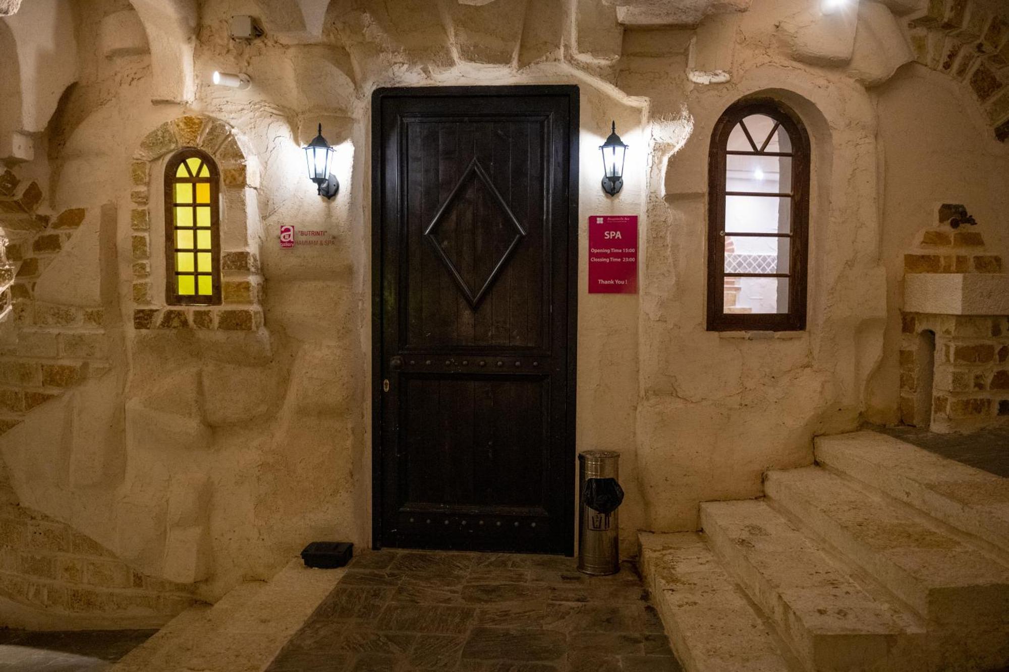 Bougainville Bay Hotel Sarandë Esterno foto Entrance to the cave
