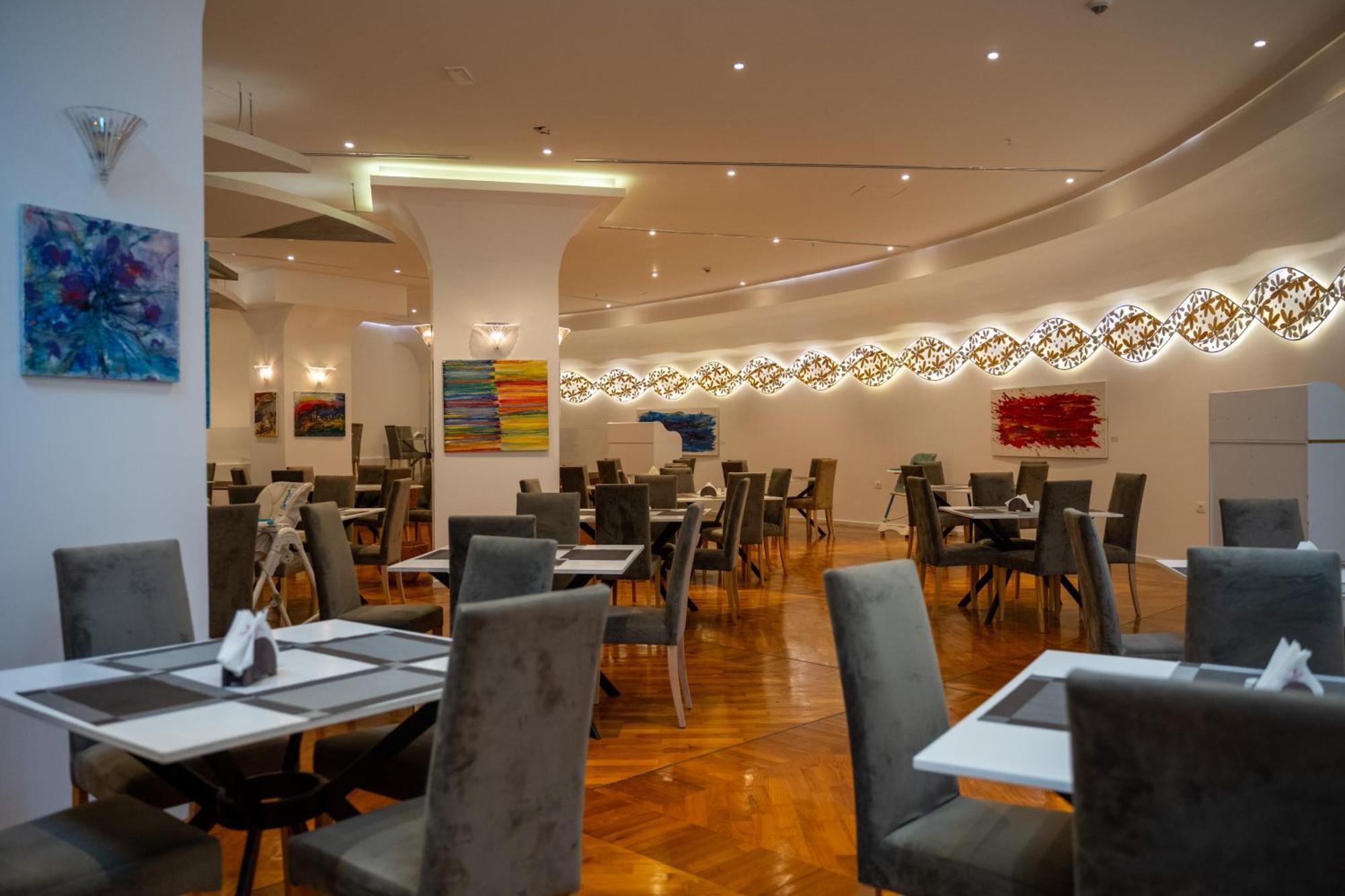 Bougainville Bay Hotel Sarandë Esterno foto The restaurant
