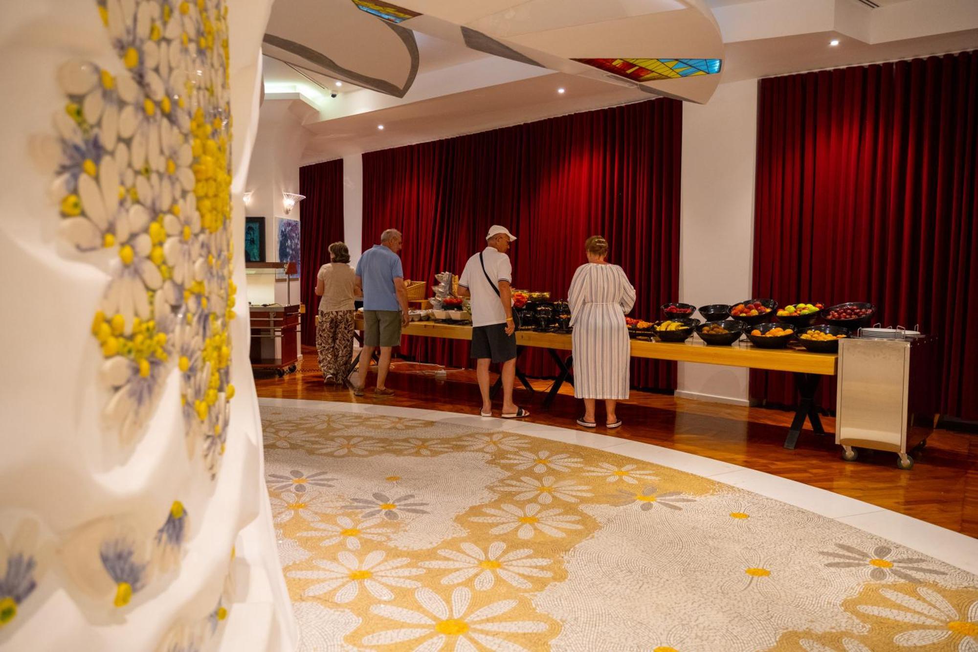 Bougainville Bay Hotel Sarandë Esterno foto A buffet at a hotel