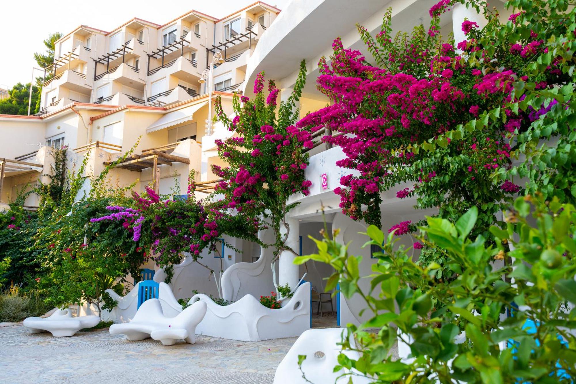 Bougainville Bay Hotel Sarandë Esterno foto The hotel's main entrance