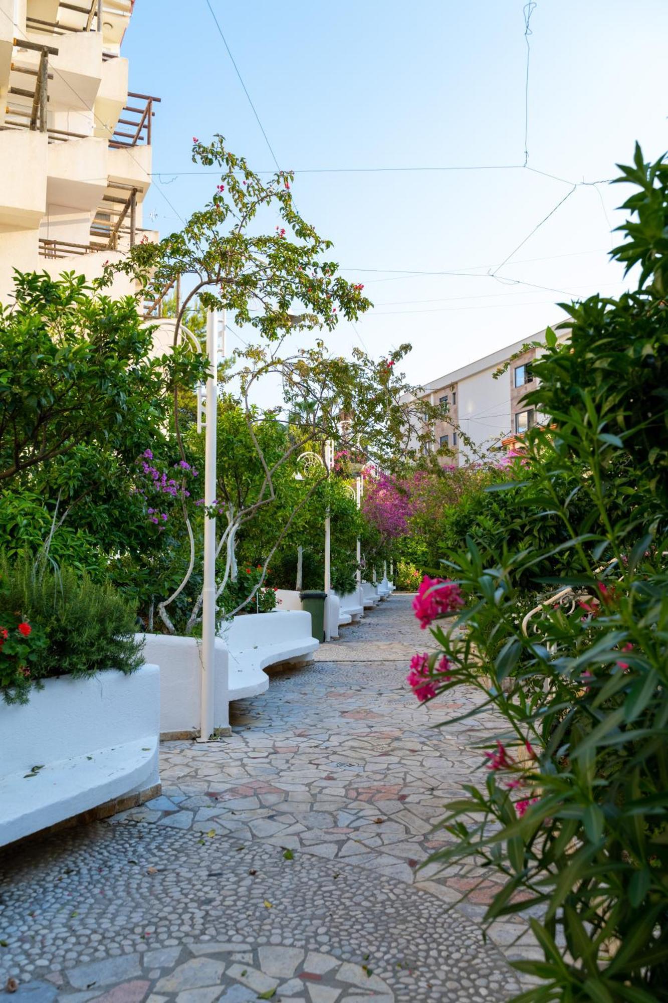 Bougainville Bay Hotel Sarandë Esterno foto The park
