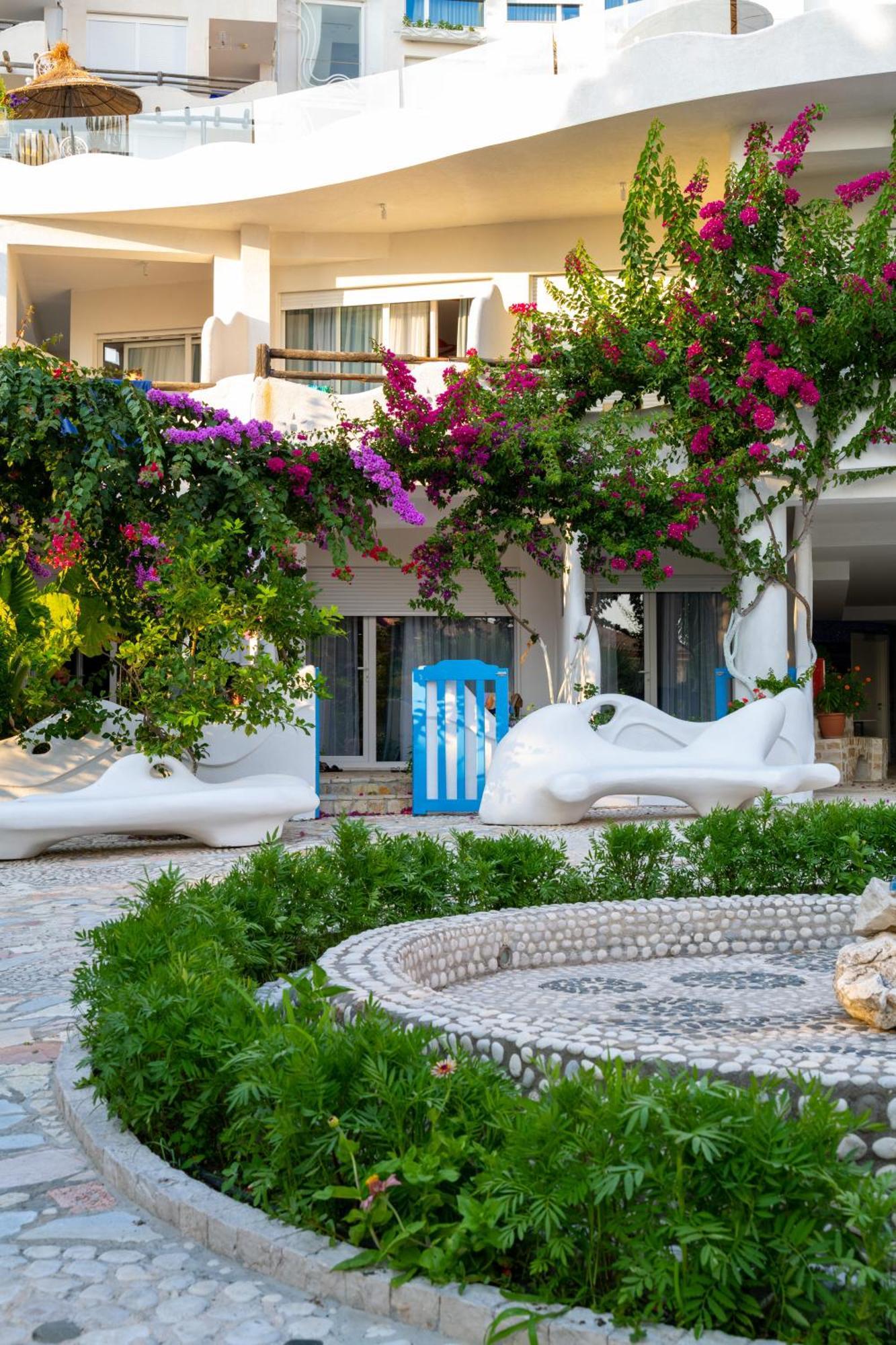 Bougainville Bay Hotel Sarandë Esterno foto The hotel's lobby