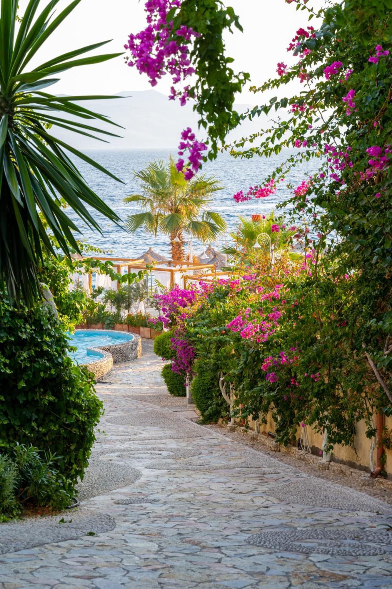 Bougainville Bay Hotel Sarandë Esterno foto The pool at the hotel
